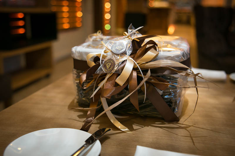 Маркетинг Юбилея - 700г Плетеная соломенная корзина наполненная 150-тью 3-х граммовыми шоколадными плитками