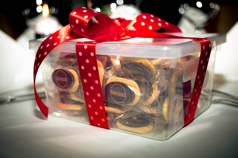 Корзины с Шоколадом - 400г Пластиковая коробка наполненная 50-тью 5-ти граммовыми печеньями сверху которых шоколадная плитка с печатью