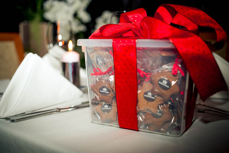 Корзины с Шоколадом - 400г Пластиковая коробка наполненная 50-тью 5-ти граммовыми перцовыми печеньями сверху которых шоколадная плитка с печатью