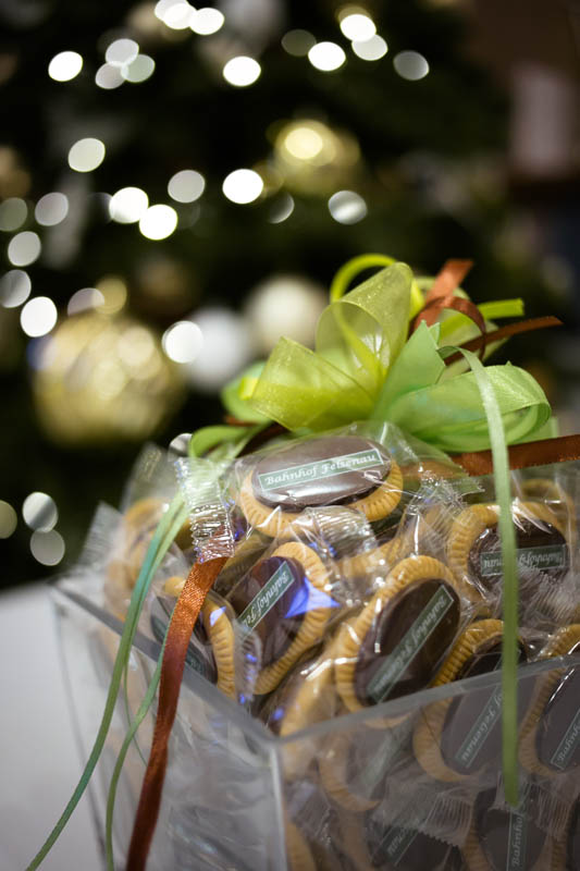 Chocolate Biscuits - Glass vase filled with 40 pcs of 5 g biscuits topped with branded chocolate bar, 450g
