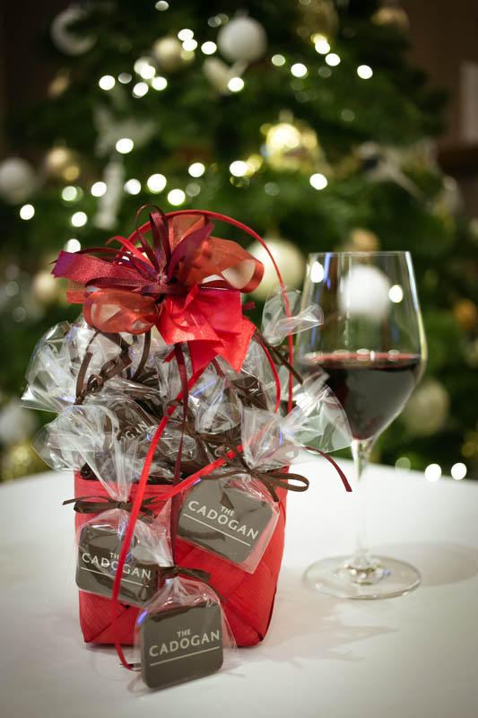 Wine And Chocolate - Birch bark basket filled with 30 pcs of 7 g promotional chocolate bars, 370g